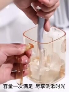 透明漱口杯二合一自動瀝水牙刷杯：小空間洗漱台也能保持乾爽整潔