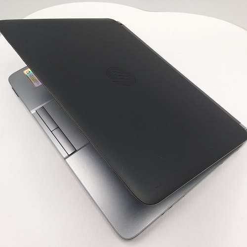 SSD 與傳統硬碟比較示意