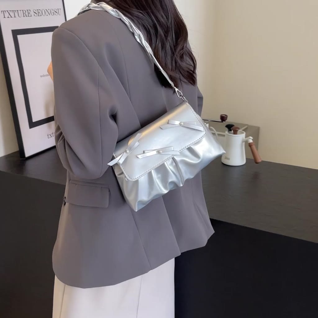 雲朵包 vs. 甜美蝴蝶結小包：同樣斜背，你該選哪一種？（容量與風格比較）