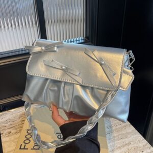 雲朵包 vs. 一般斜背包：銀色褶皺包的差異在哪？（容量、風格、好搭性）