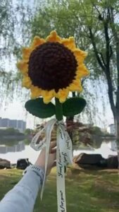 編織花畢業大花束怎麼挑？巨型花朵造型、向日葵與康乃馨風格一次看懂