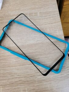 螢幕總是髒、邊緣卡灰、滑起來不順？Realme 玻璃貼痛點一次解
