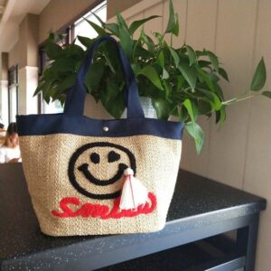 草編手提包保養與收納教學：刺繡笑臉流蘇怎麼讓它更耐看（AD31）