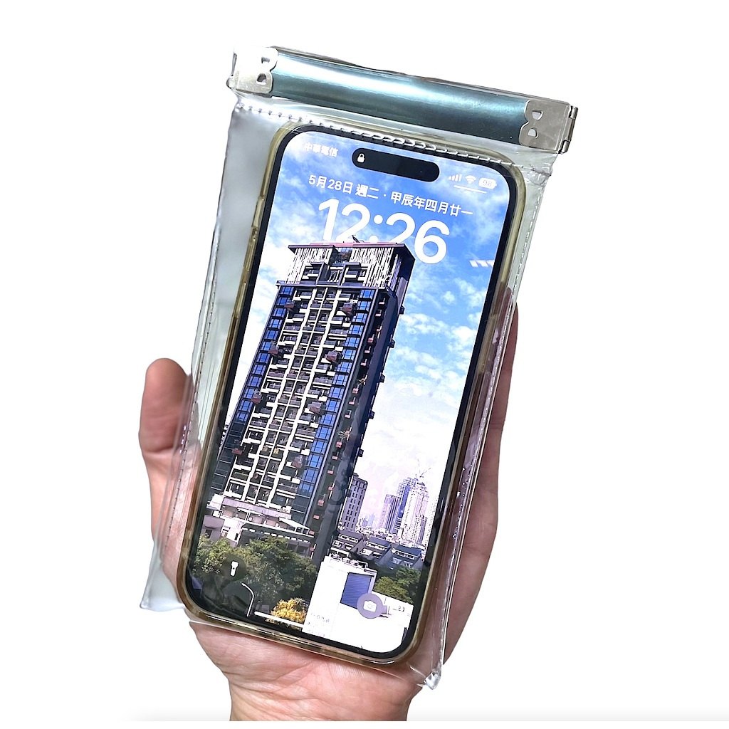 透明手機袋收納手機與零錢的示意
