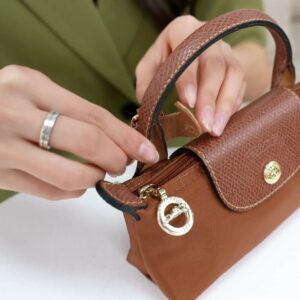 免打孔真皮扣背帶改造：讓 Longchamp 龍驤包更好背的生活解法