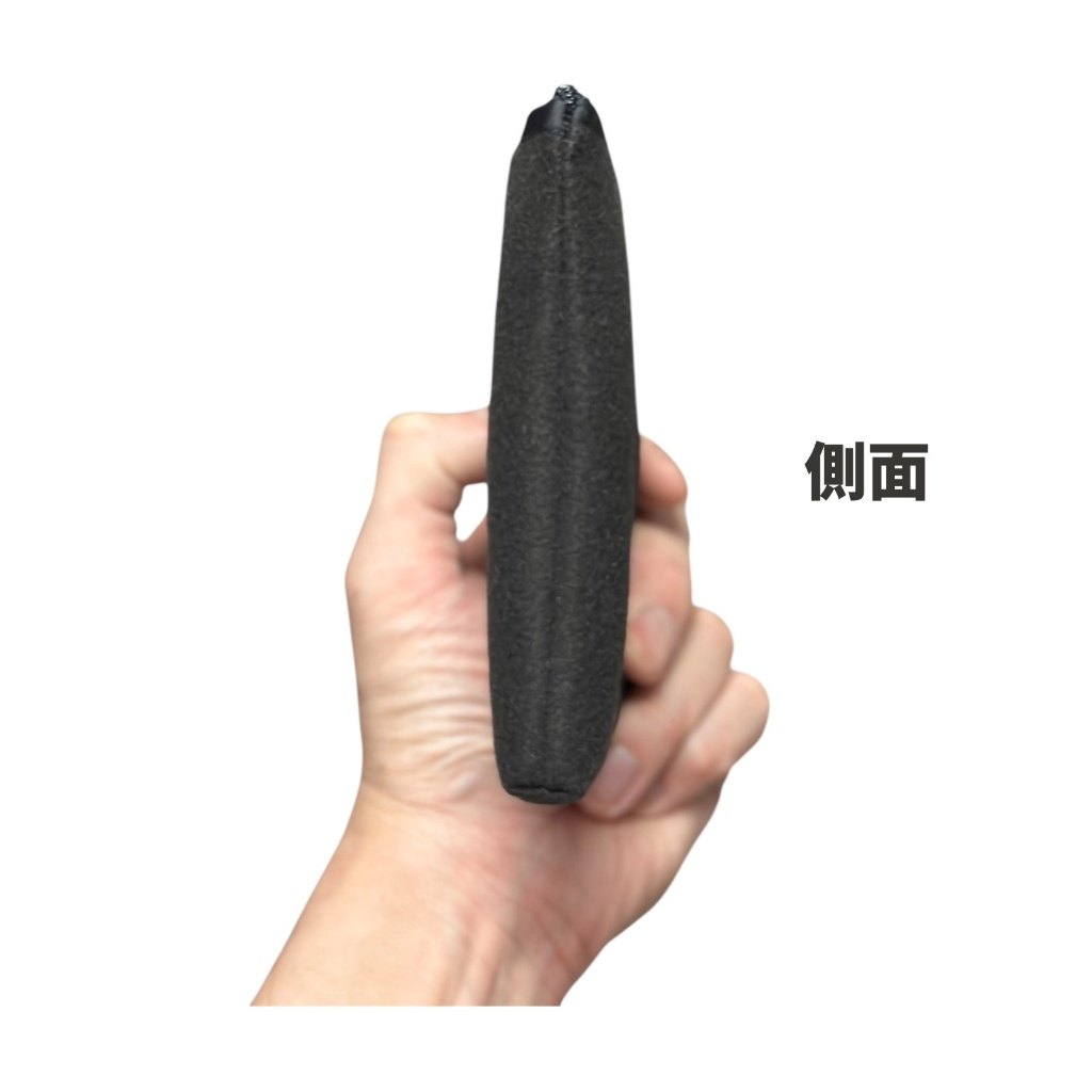 護照收納包放入旅行包內的情境