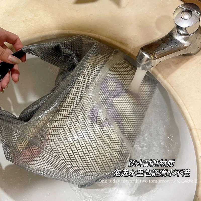防水收納包與一般收納袋比較示意