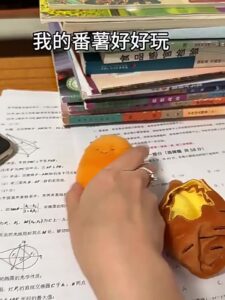 卡通地瓜毛絨掛件：把冬天的溫暖帶在包包上（隔曰達烤蜜薯系列）