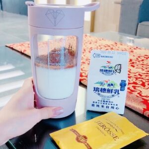 電動攪拌杯 vs. 手動攪拌：為什麼你喝到的「差一杯」會差很多？（以婕樂纖肽纖飲可可厚焙奶茶為例）